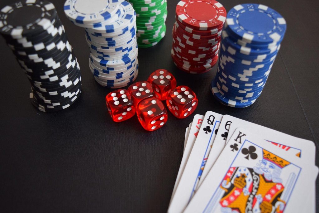 Why Classic Table Games Translate Well to Live Digital Formats